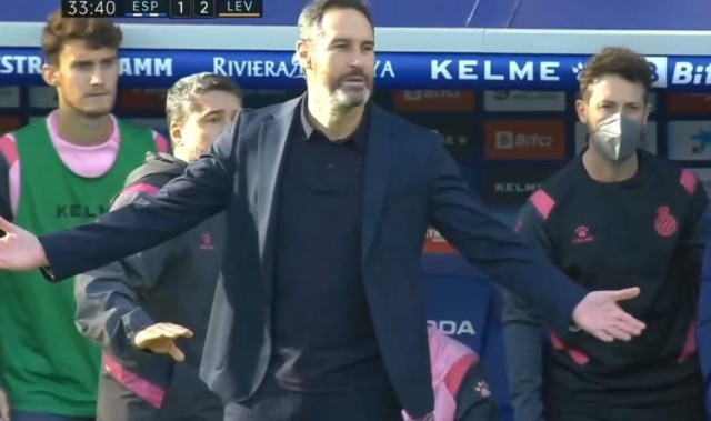  热刺球迷抗议，要求俱乐部解雇高层  