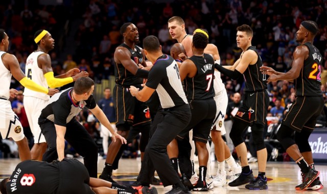  都灵德比战火爆收场双方冲突不断险酿事端  