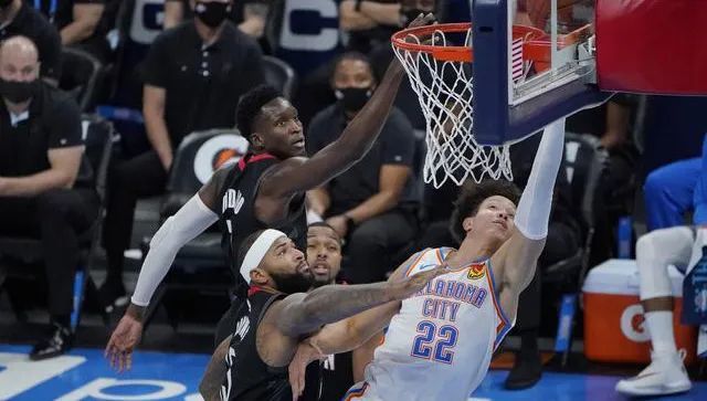  勇士险胜雷霆终结连败颓势  