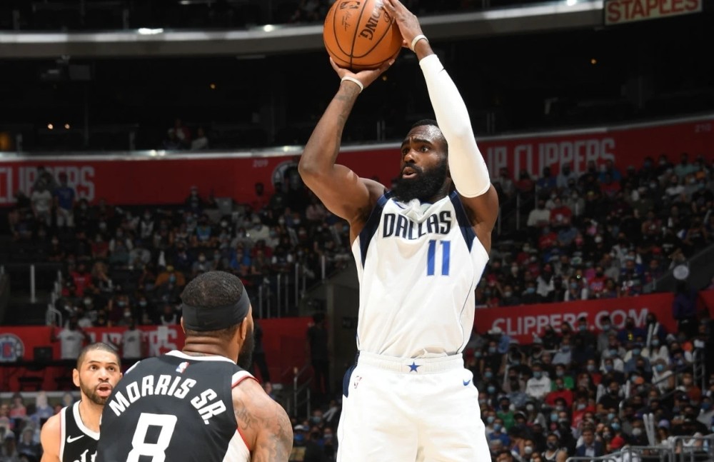  东契奇末节爆发独行侠客场力克凯尔特人止连败  